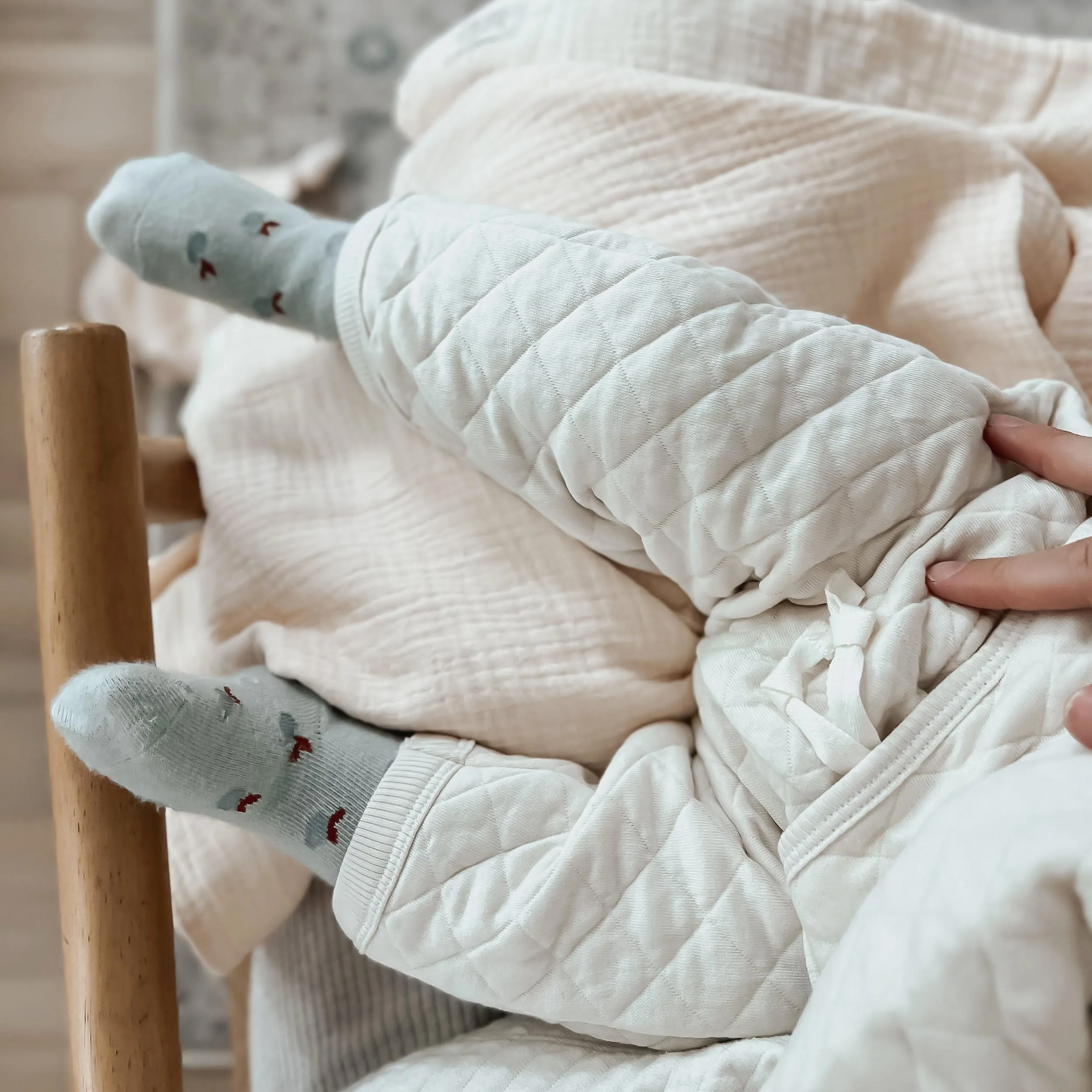 Chaussettes bleues extensibles avec bleuets, naissance || Blue stretchy socks with blueberries, newborn
