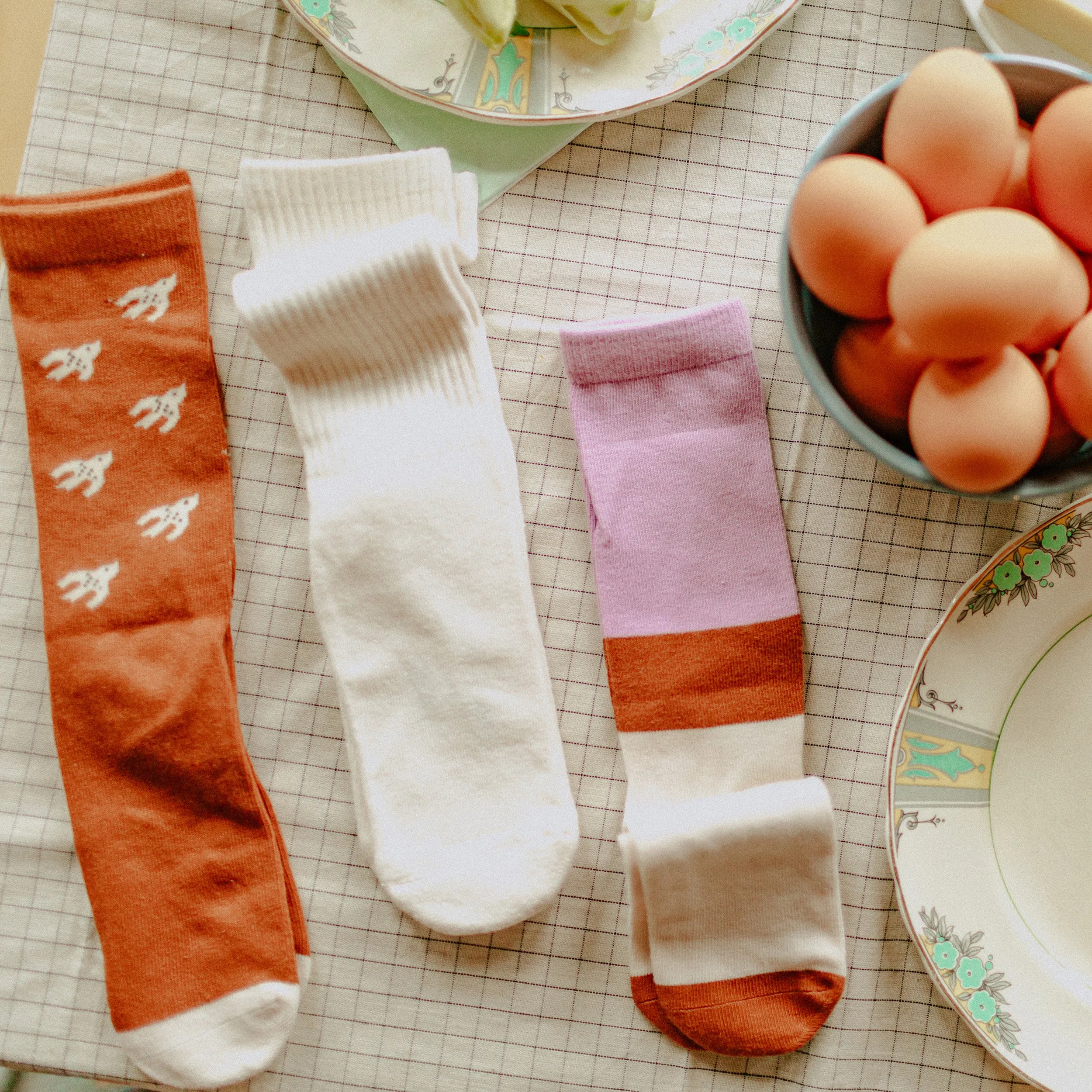 Chaussettes brunes avec oiseaux, enfant || Brown socks with birds, child