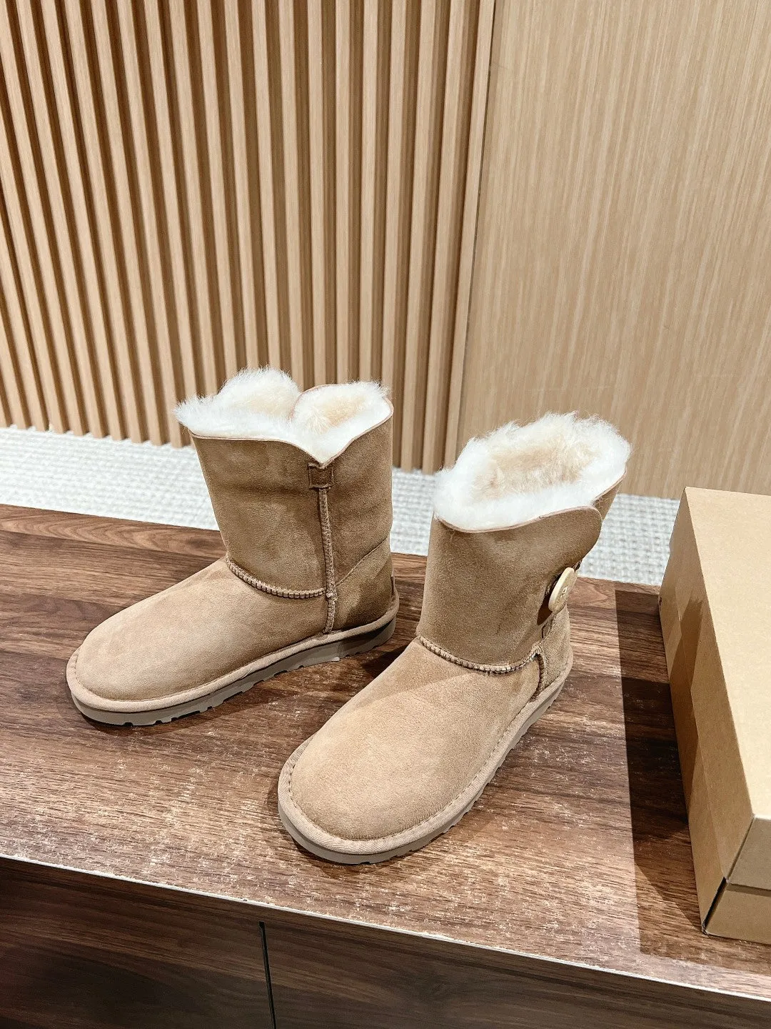 Classic wooden buckle mid-calf snow boots