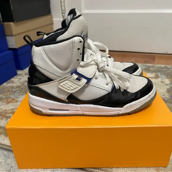 Fair Youth Size 4.5Y Air Jordan Flight 45 High Concord GS Sneakers White &amp; Black